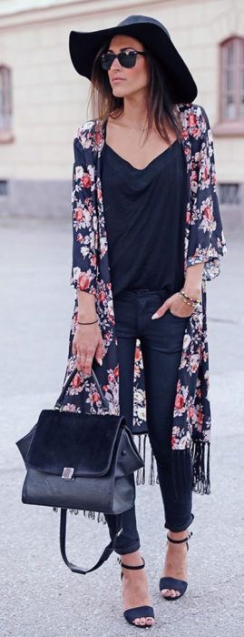 Menina vestindo um quimono preto comprido com flores 