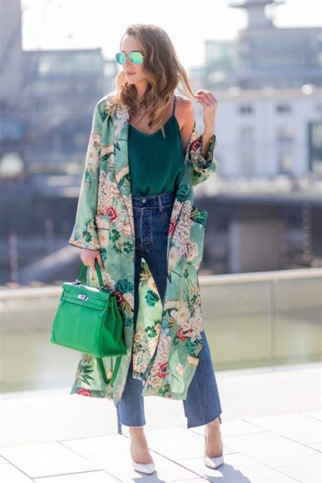 Rapariga com um longo quimono verde com flores 