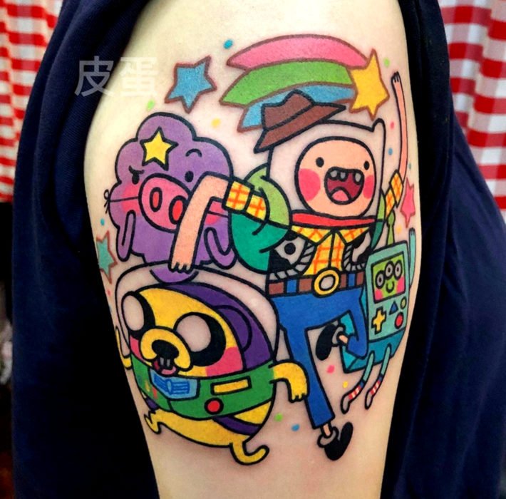 Tatuagens de desenhos animados do Cartoon Network;  Finn, Jake, Lumpy Space Princess e BMO da Adventure Time vestidos de Toy Story