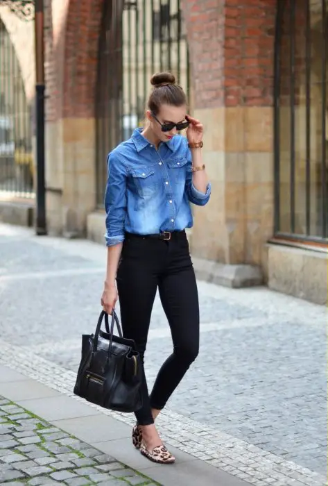 Roupa de escritório.  Menina vestindo uma blusa jeans e calça preta 