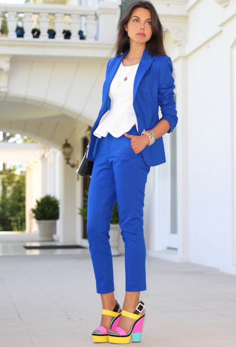 Roupas de escritório.  Menina vestindo um terno sob medida em azul