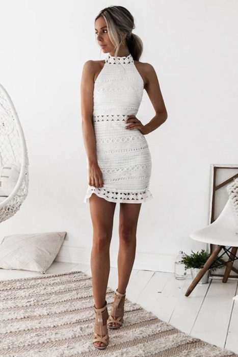 Rapariga com um vestido de malha branco texturizado 