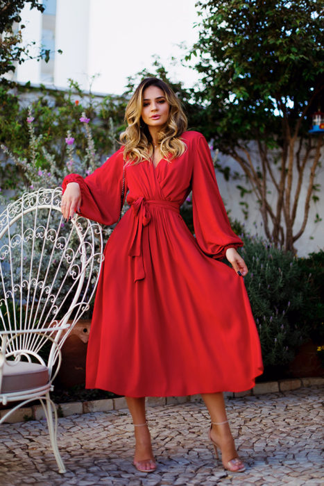 Idéias de vestido de casamento para jardim ao ar livre;  mulher de vestido vermelho com decote cruzado, com fita na cintura e mangas