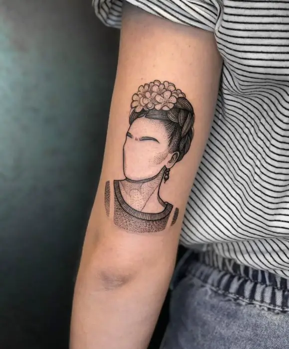 Tatuagens de Frida Kahlo no braço sem rosto, silhueta, linhas e pontilhismo