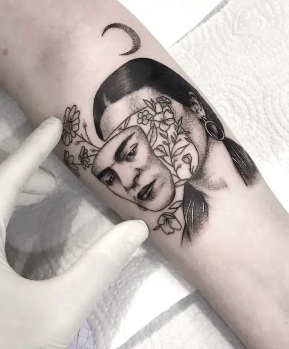Tatuagens de Frida Kahlo no braço com flores, em preto e branco
