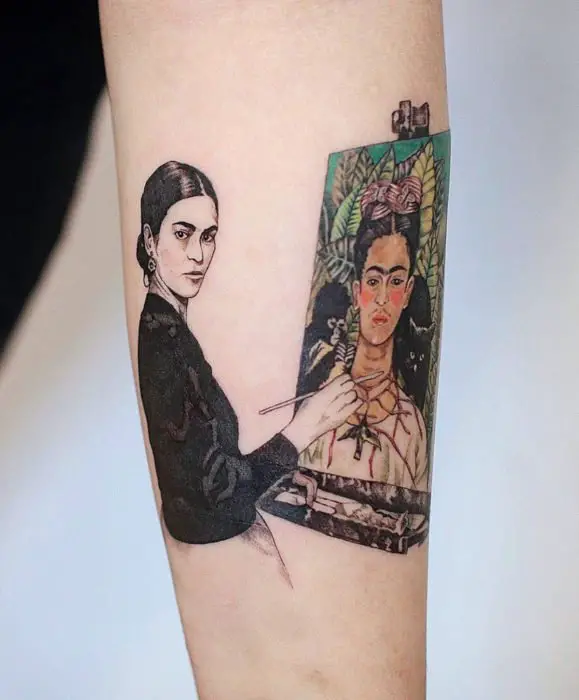Tatuagens de Frida Kahlo no braço, artista pintando autorretrato
