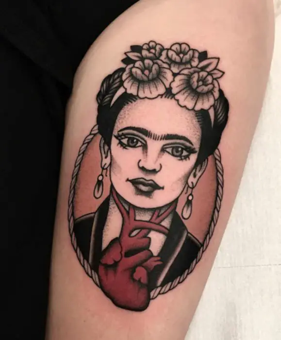 Tatuagens de Frida Kahlo com coração no estilo tradicional, no braço