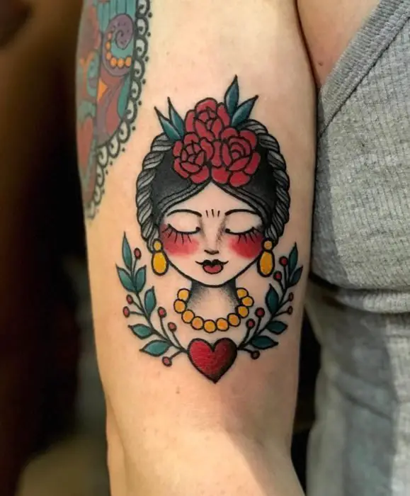 Tatuagens de Frida Kahlo no braço no estilo tradicional