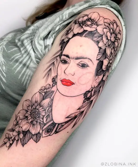 Tatuagens de Frida Kahlo com flores no braço