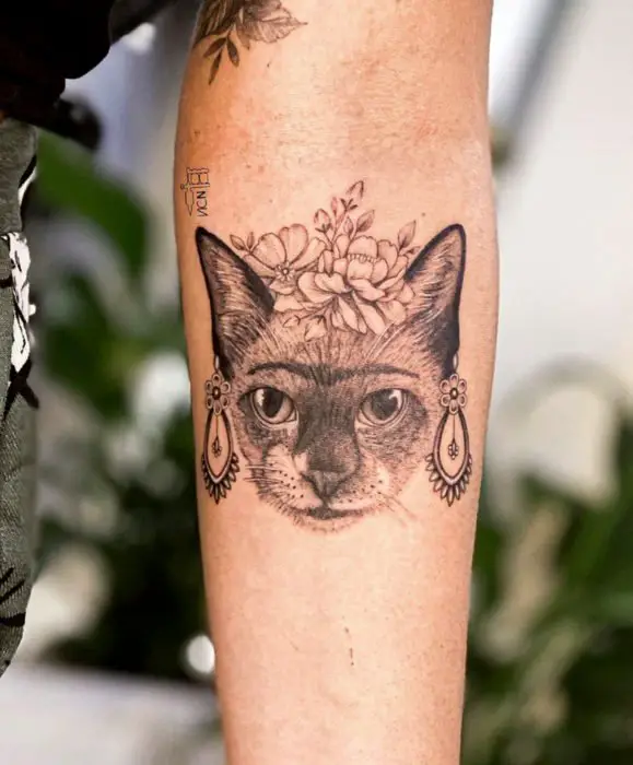 Tatuagens de gato como Frida Kahlo no braço
