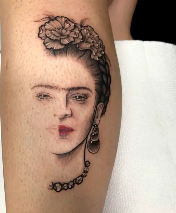 Tatuagens de Frida Kahlo na perna