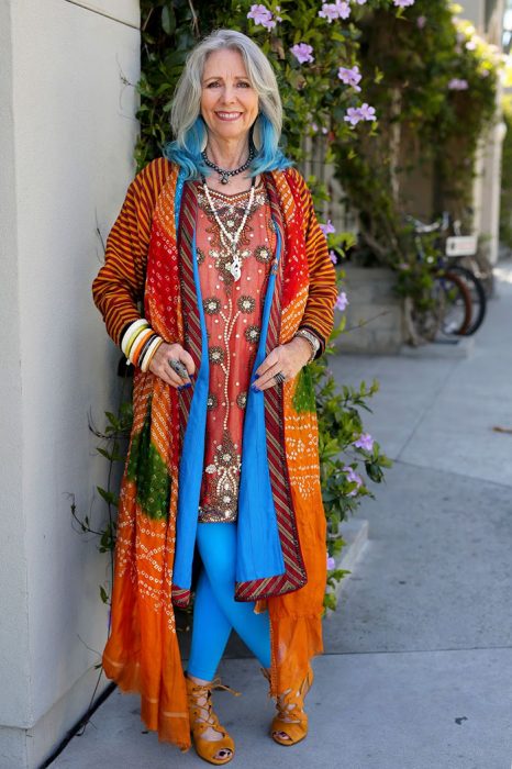 Mulher mais velha usando uma roupa tribal 