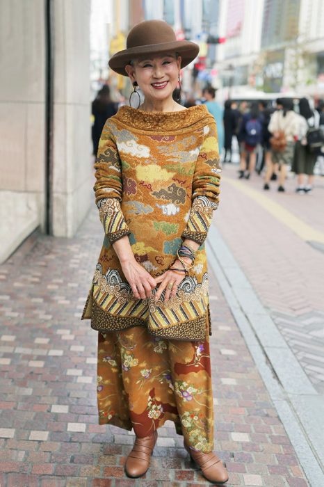 Mulher vestida com uma roupa tribal na cor dourada