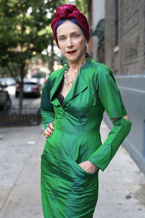 Mulher vestindo um terno verde 