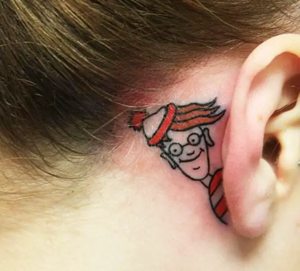 Menina com uma tatuagem atrás da orelha em forma de uma wlly