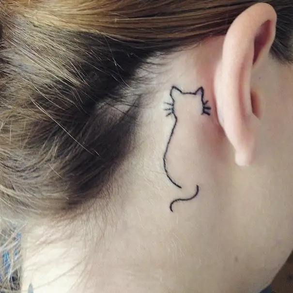 Menina com uma tatuagem atrás da orelha em forma de contorno de gato