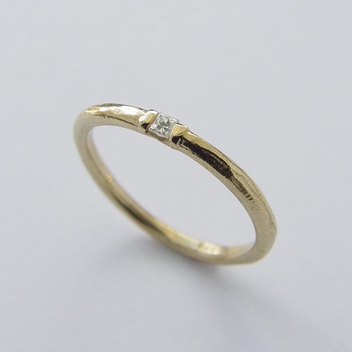 anel minimalista com pedra muito pequena