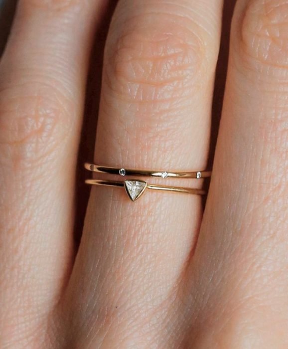 anel triangular invertido minimalista