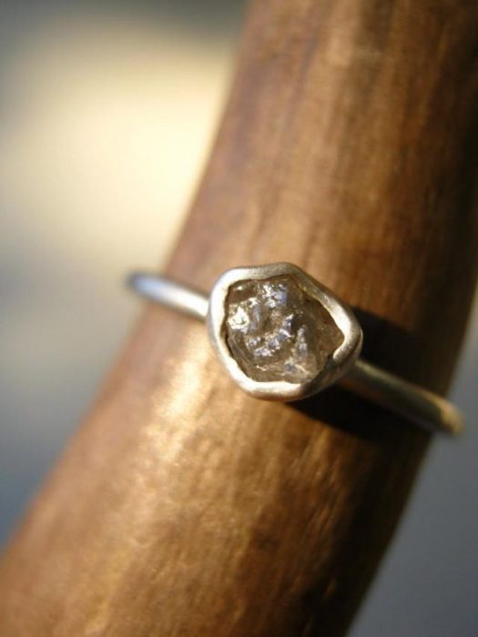 anel minimalista pequenos diamantes em bruto