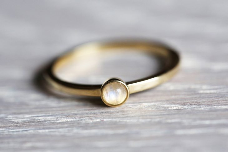 anel minimalista de pedra branca