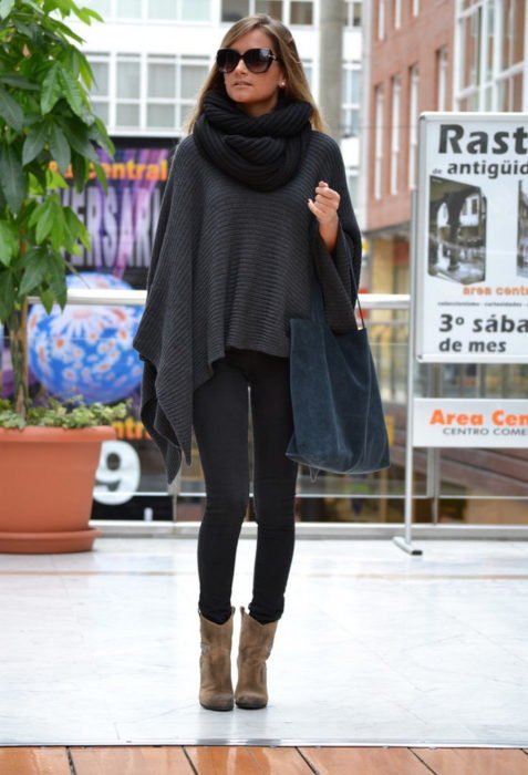 mulher com poncho cinza e lenço preto 