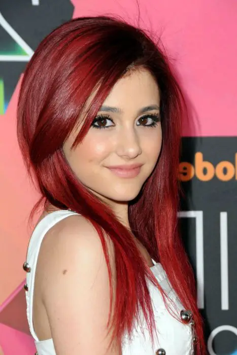 Ariana Grande com cabelo ruivo