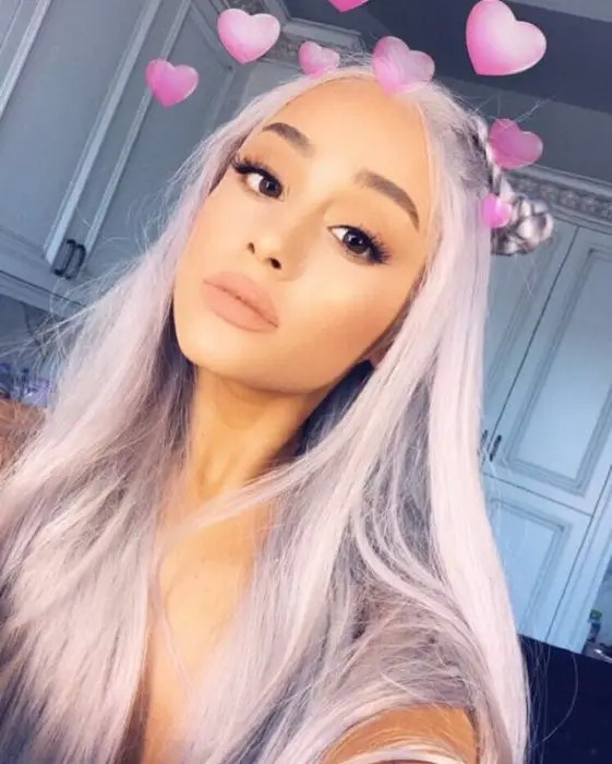Ariana grande com cabelo rosa platinado 
