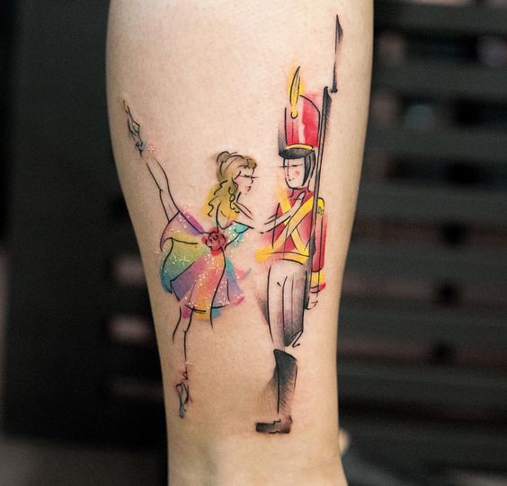 Menina com tatuagem de bailarina e o quebra-nozes;  Tatuagens em miniatura para quem ama o Natal 