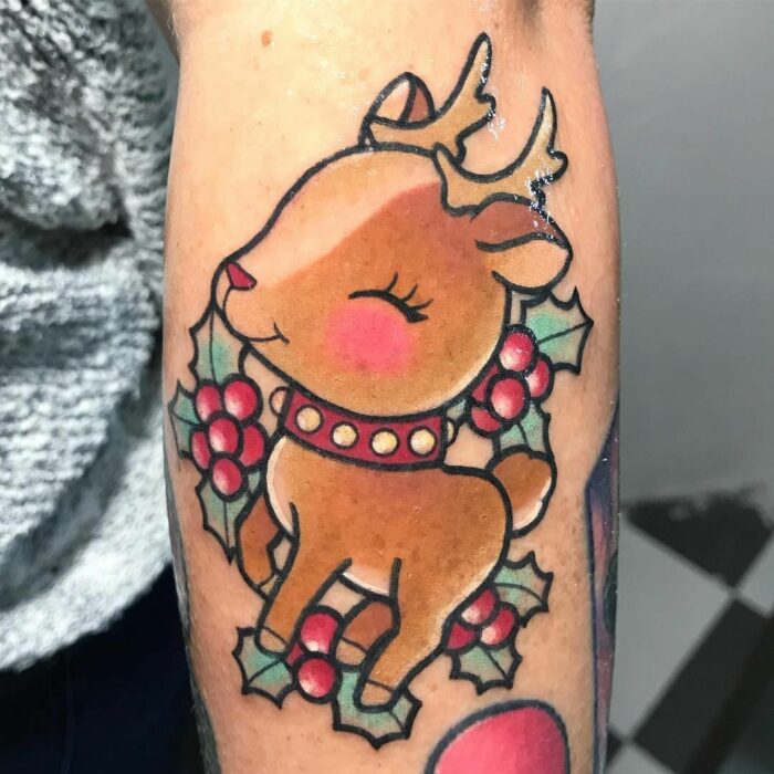 Menina com tatuagem de rena;  Tatuagens em miniatura para quem ama o Natal