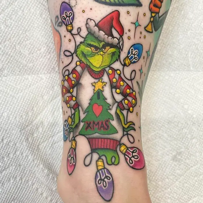 Menina com tatuagem do Grinch;  Tatuagens em miniatura para quem ama o Natal