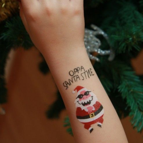 Menina com tatuagem de Papai Noel;  Tatuagens para meninas que amam o Natal