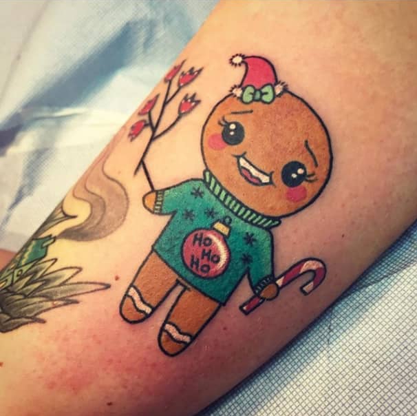 CXgirl com tatuagem de biscoito de gengibre;  Tatuagens para meninas que amam o Natal