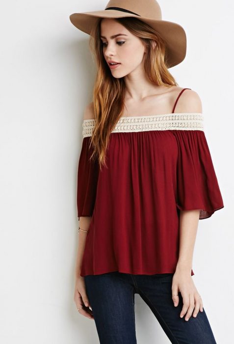 Rapariga com blusa sem ombros na cor vermelha combinando com um chapéu bohoquinho