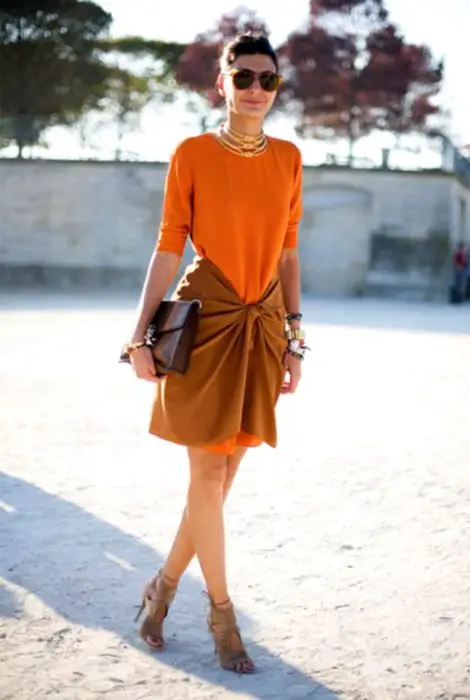 mulher de vestido laranja 