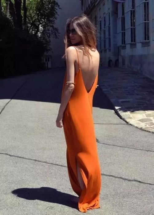 mulher em um vestido laranja