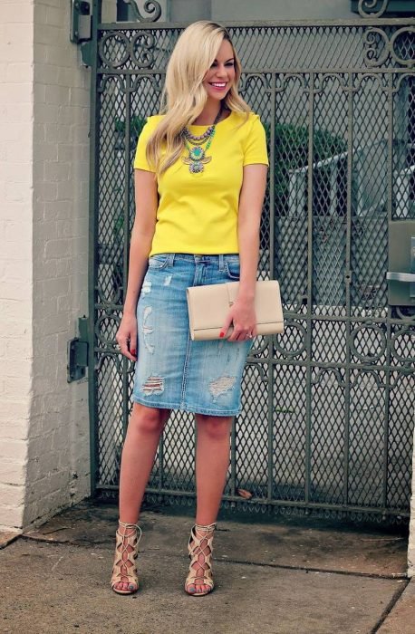 Garota vestindo uma roupa amarela com uma saia jeans