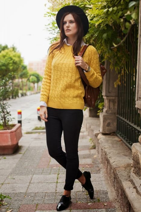 Menina vestindo um suéter amarelo 