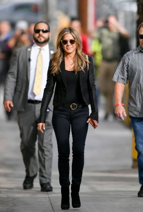 Jennifer Aniston andando na rua com um look totalmente preto 