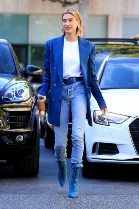 Hailey Bieber andando na rua com um look totalmente azul 