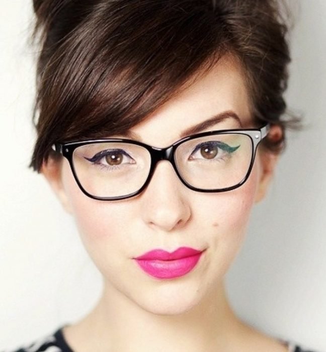 mulher com óculos e boca rosa