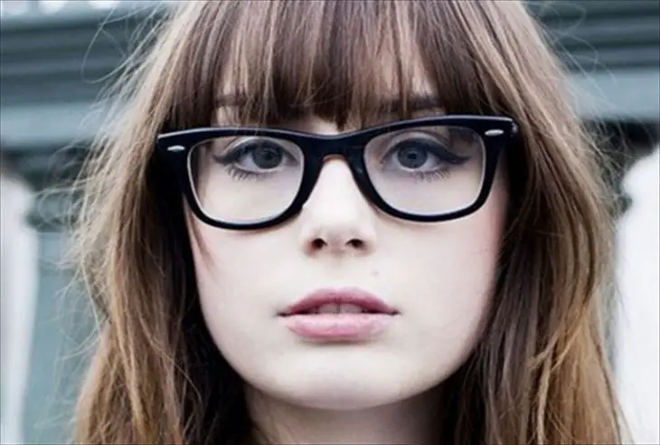 mulher com óculos e delineador transparente