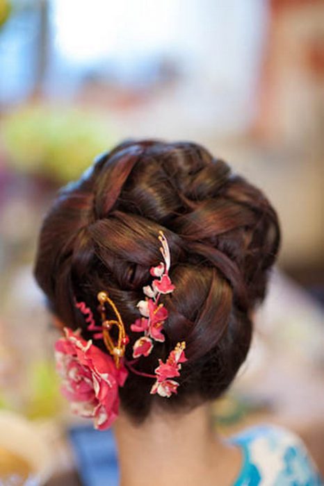 menina com penteado coque e flores rosa 