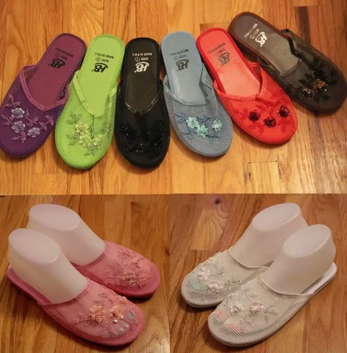 Sandálias chinesas de cores diferentes