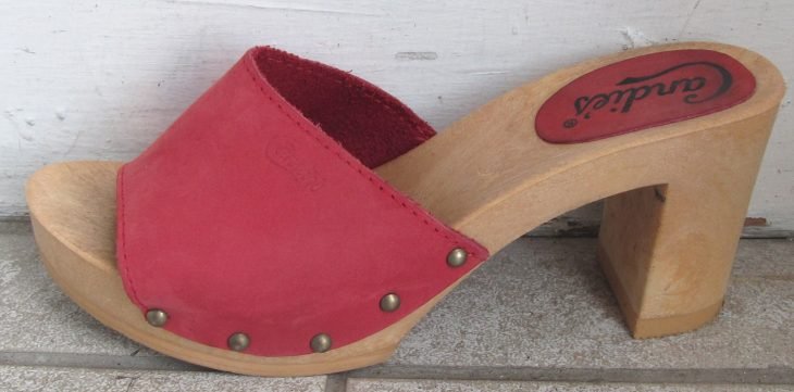 sapatos suecos vermelhos