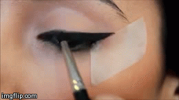 GIF Girl delineando o olho com a ajuda de uma fita adesiva