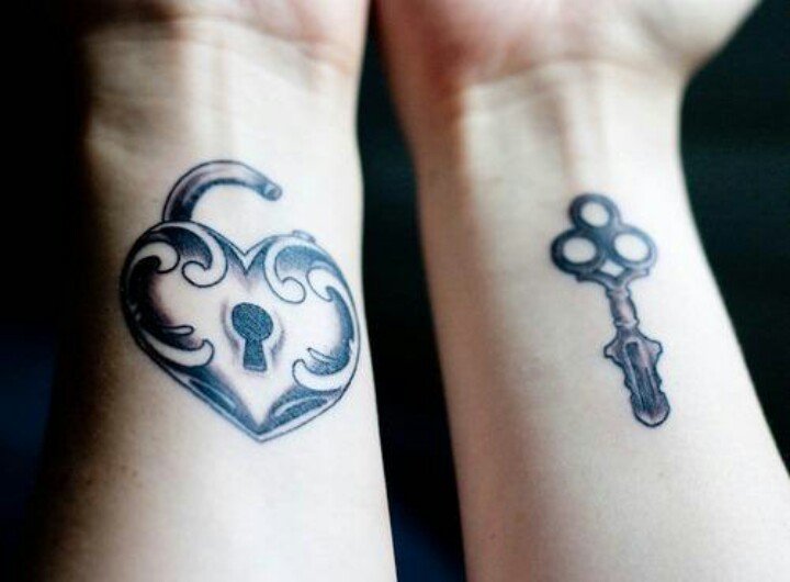 Cadeado e tatuagens de chave nos pulsos 