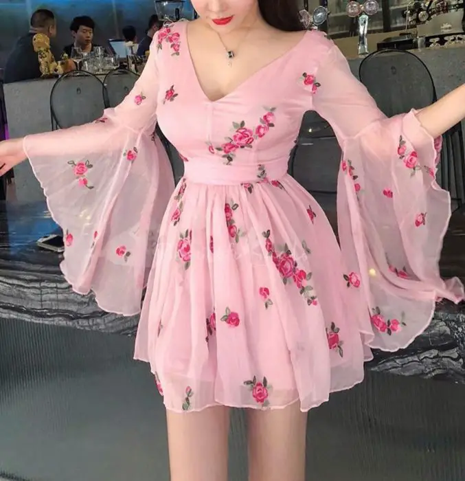 Menina com vestido de chiffon florido rosa