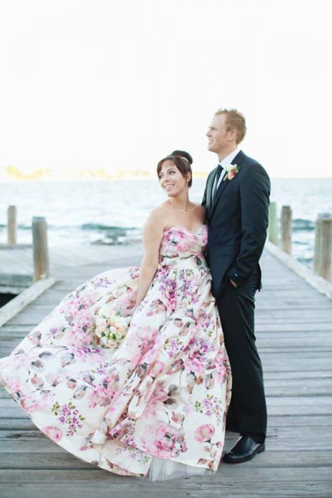 Vestido de noiva com desenhos florais em rosa com azul 