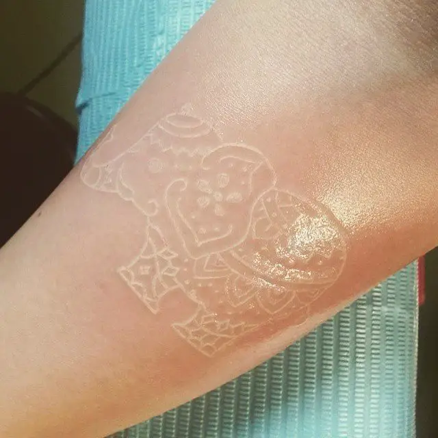 Tatuagem de elefante em tinta branca 