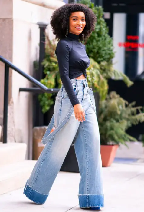 Looks com jeans largos;  mulher afro-americana com cabelo de menino e calças largas